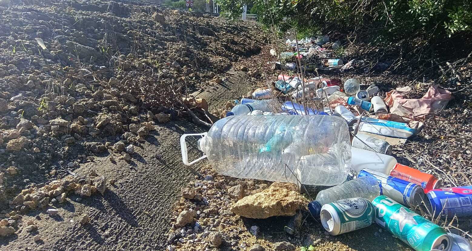 Verdemar denuncia ante la Fiscalía la "masiva" acumulación de plásticos en carreteras españolas.