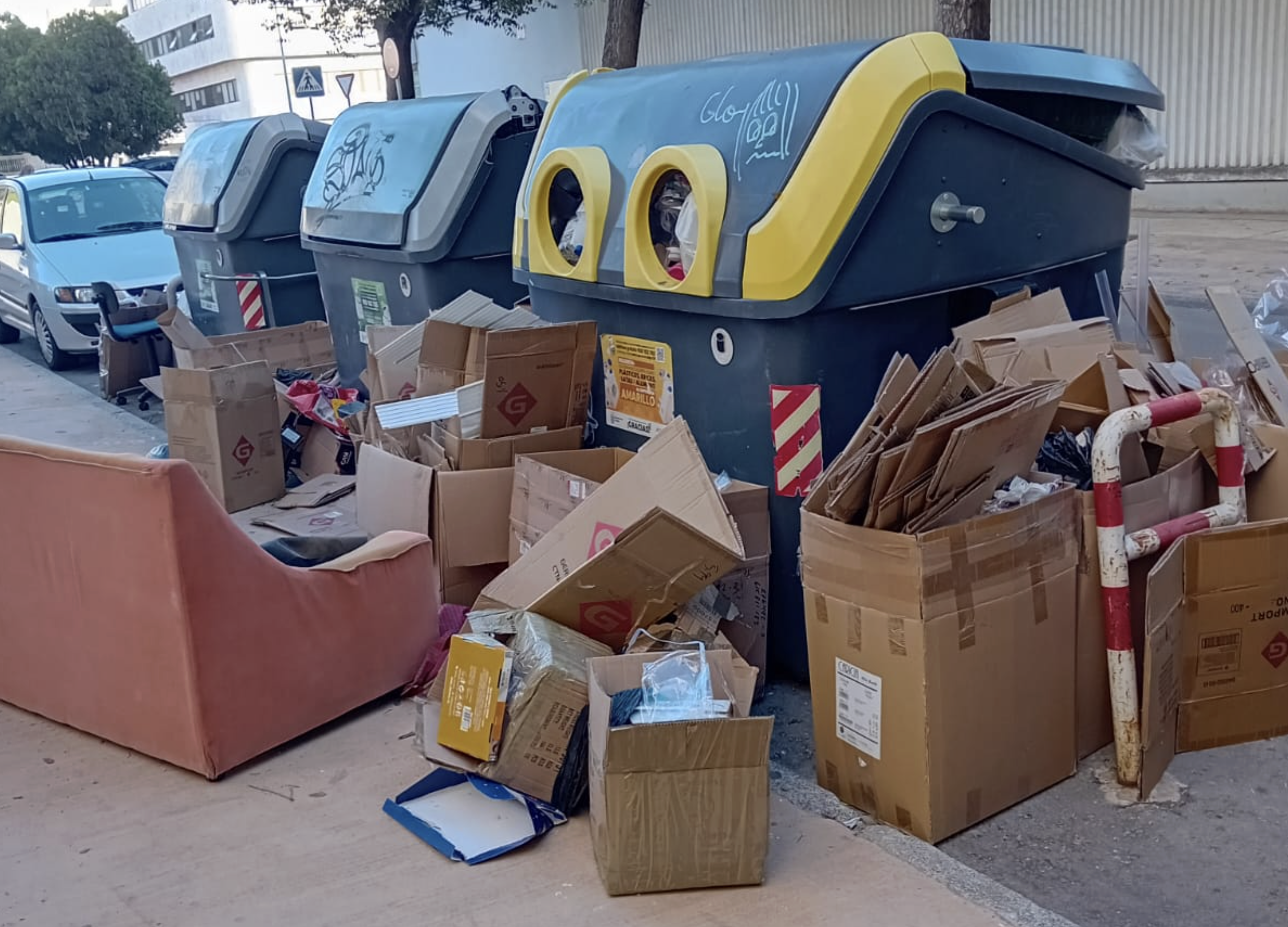 Cajas de cartón acumuladas en la calle Caribe en Jerez.  CEDIDA