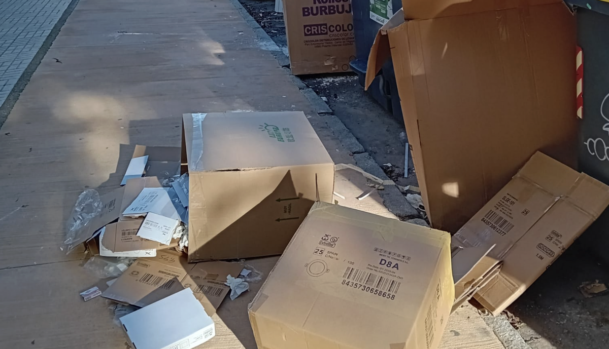 Los vecinos denuncian que no se recogen los residuos.