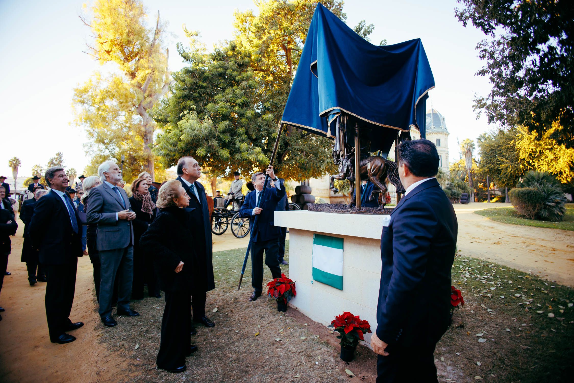 Momento de descubrirse la estatua en memoria de Álvaro Domecq.