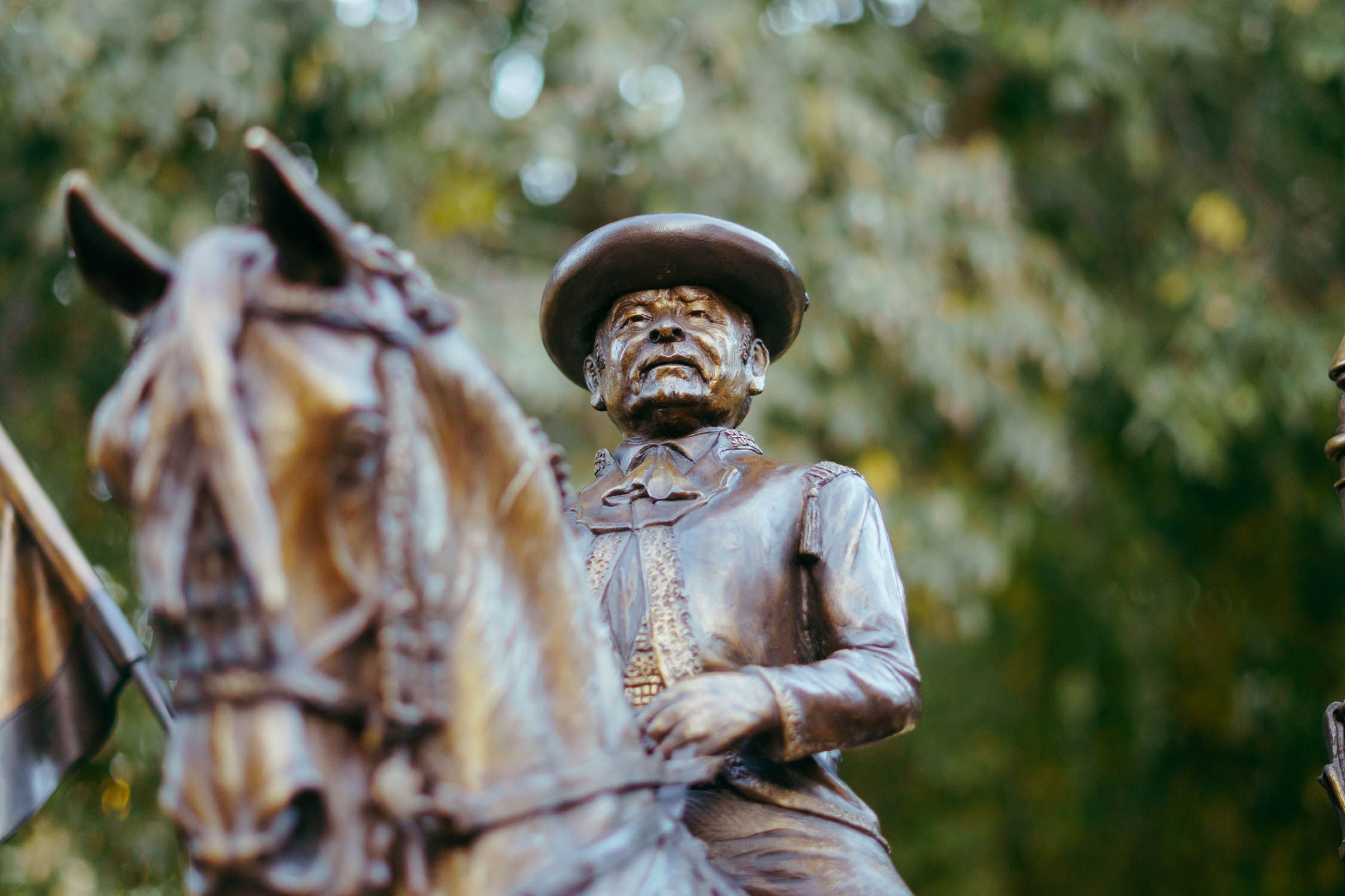 La escultura a Álvaro Domecq en la Real Escuela Andaluza de Arte Ecuestre de Jerez.