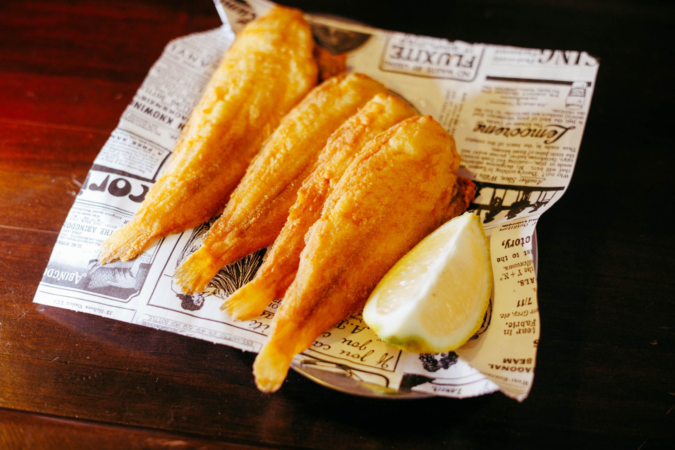 Un plato de pescado frito.
