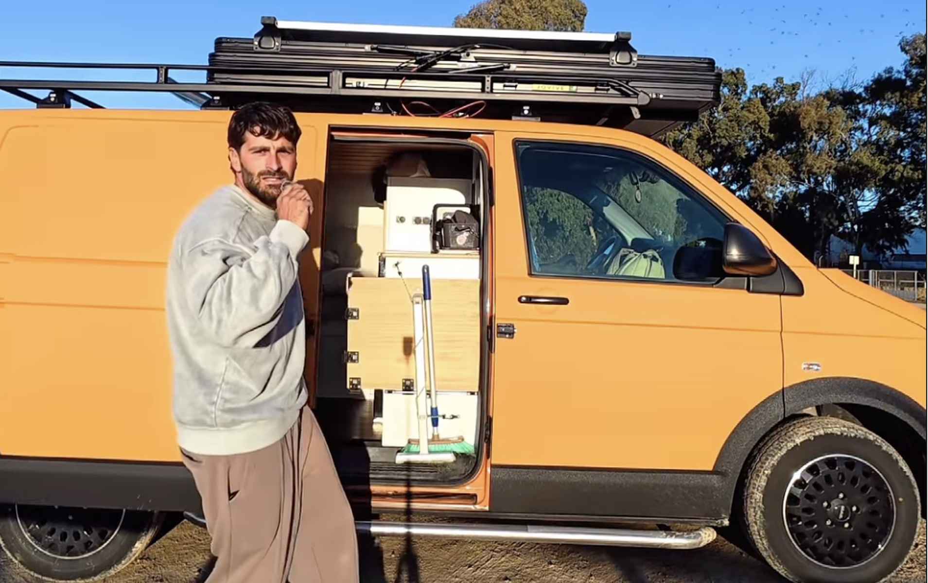 José Antonio, en la furgoneta que ha convertido en su vivienda.