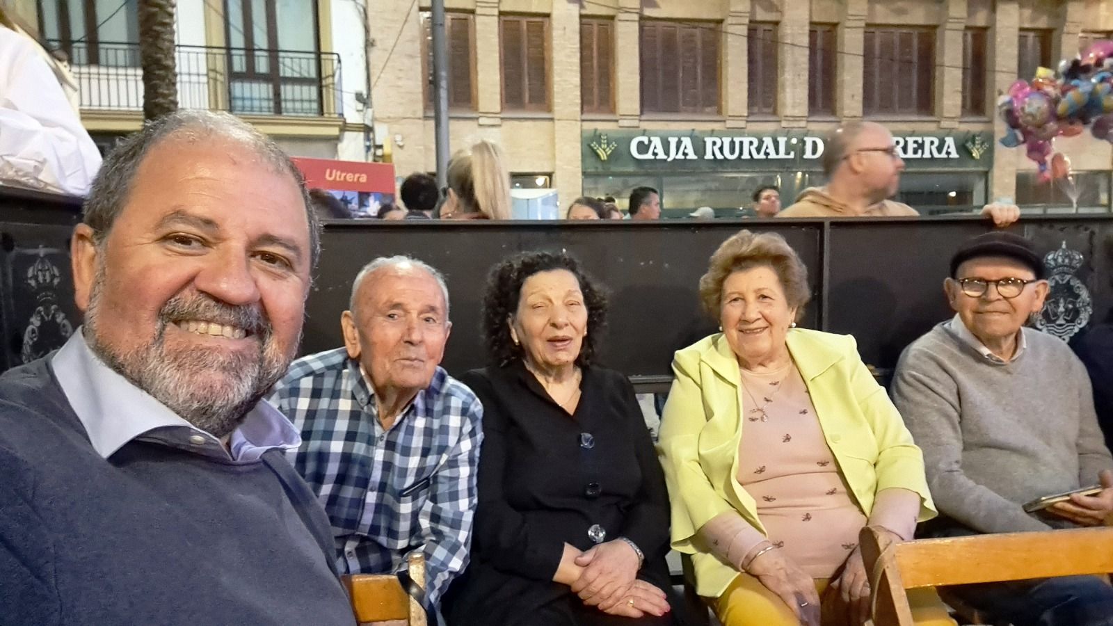 Juan Miguel Rivas, de Uvitel, con un grupo de mayores cuya tercera edad ya no es la última.