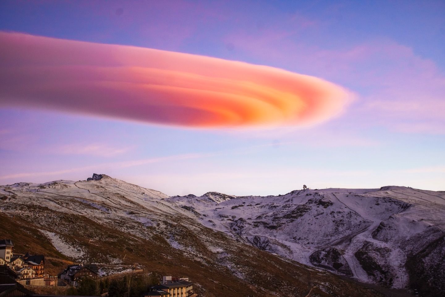 Una nube lenticular en Sierra Nevada, punto con la temperatura más baja de Andalucía.