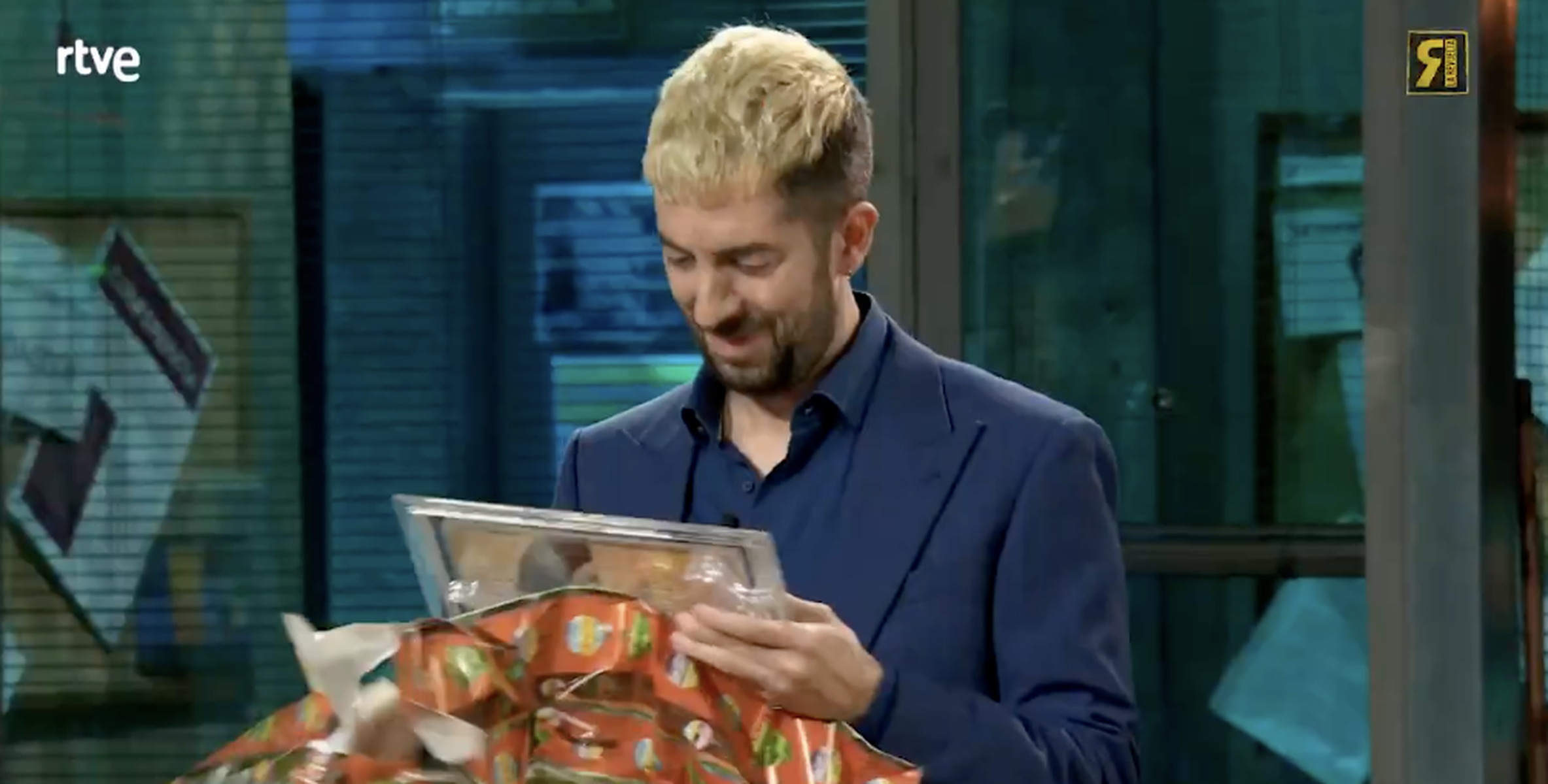 David Broncano, abriendo el regalo que le dio Alba Flores.