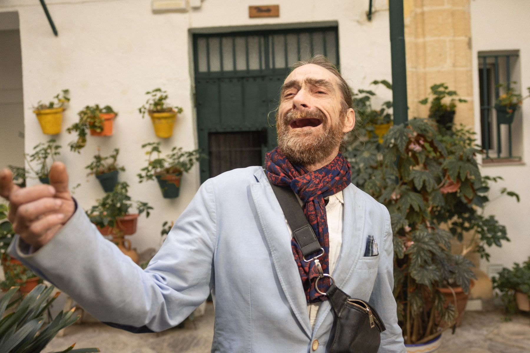 El cantaor callejero Salmonete haciendo lo que mejor sabe, cantar.