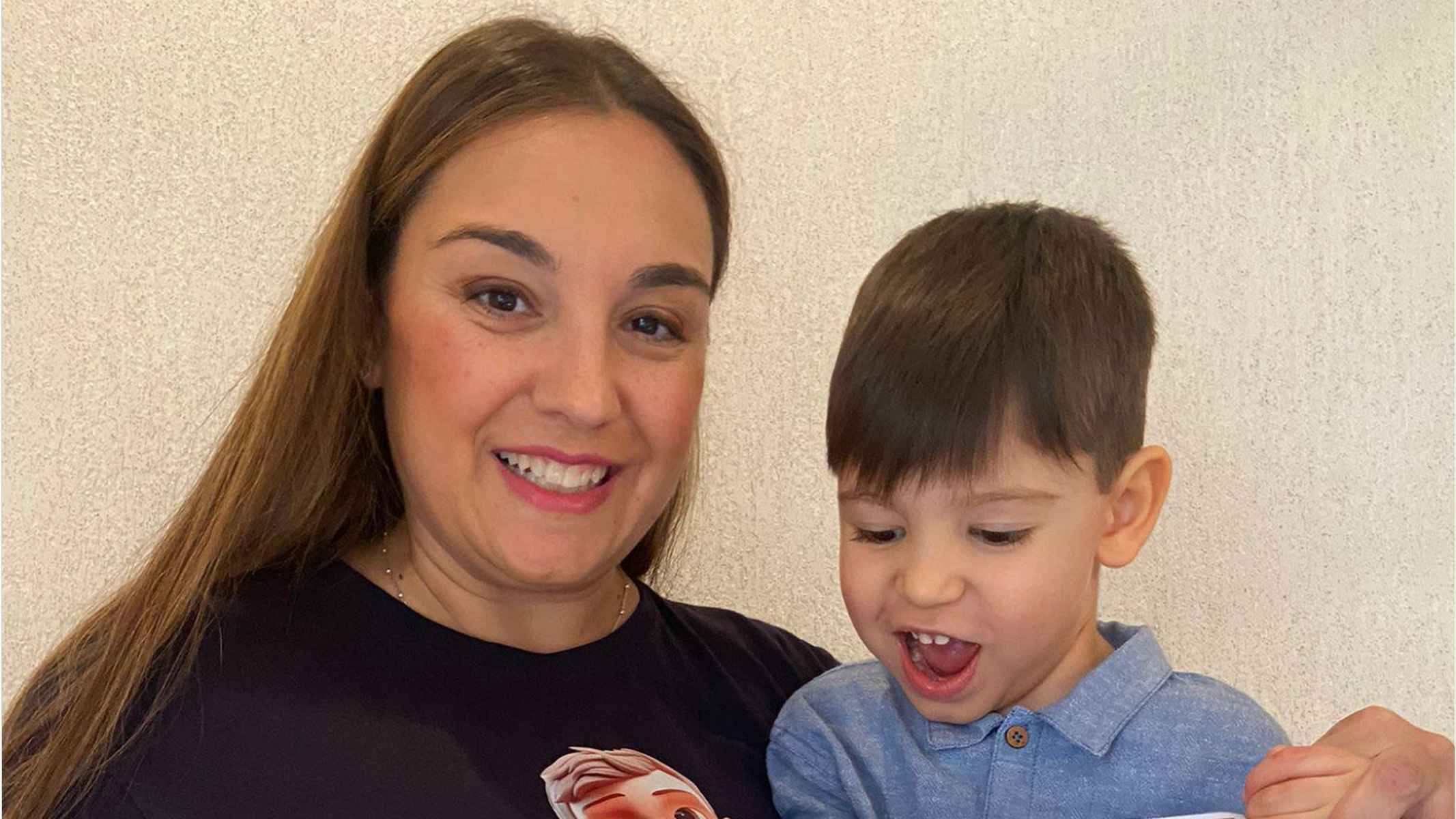 El pequeño Martín, junto a su madre.