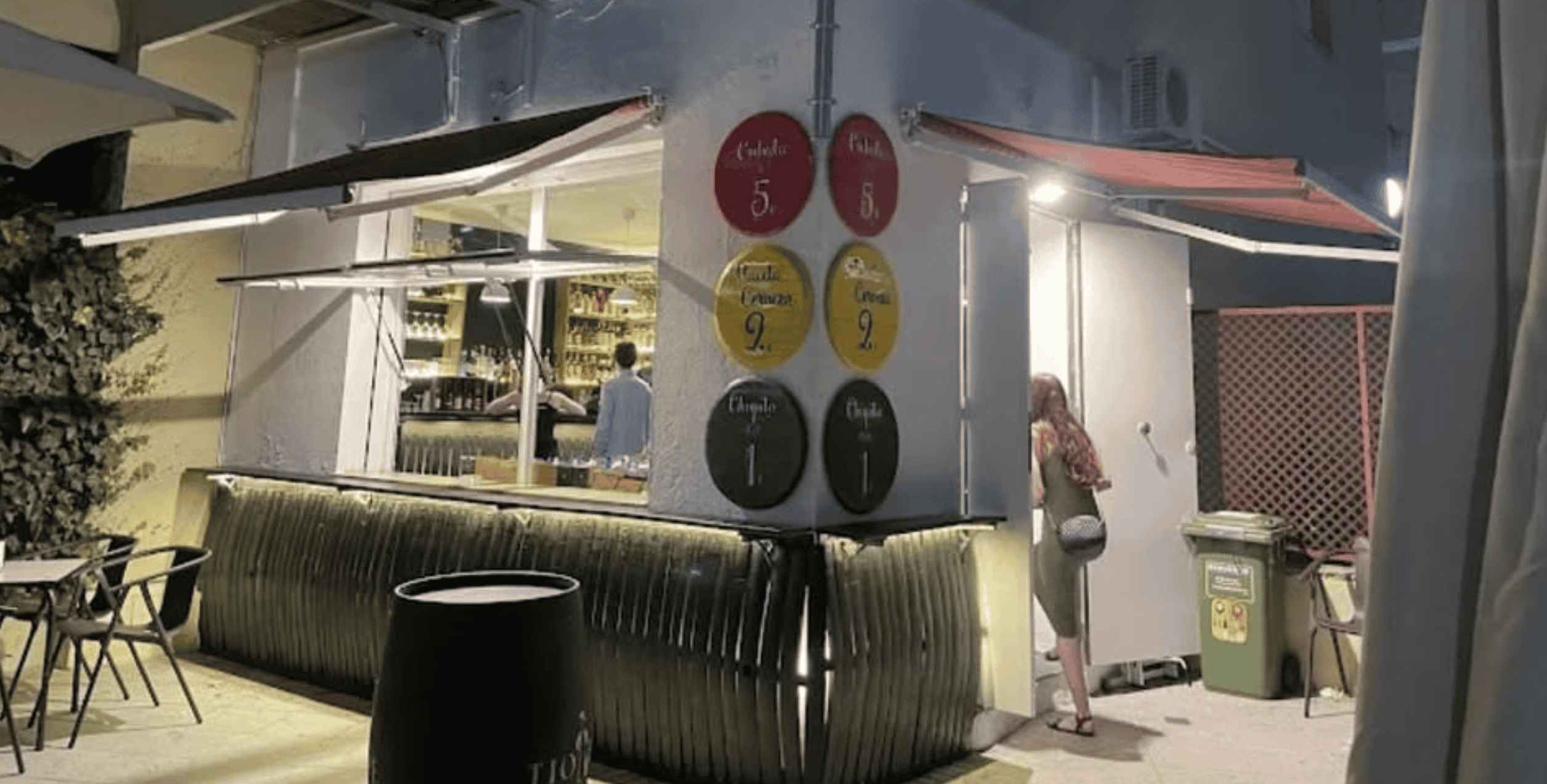 Imagen del exterior de El Semáforo, situado en la avenida José Cádiz Salvatierra.