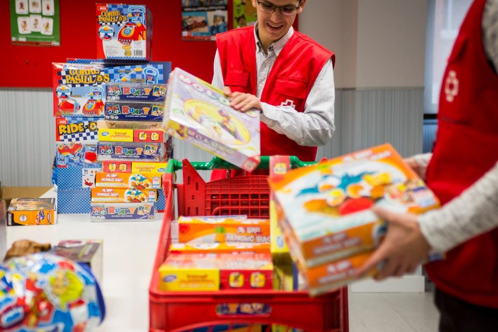 Voluntarios de Cruz Roja en una anterior campaña de juguetes. 