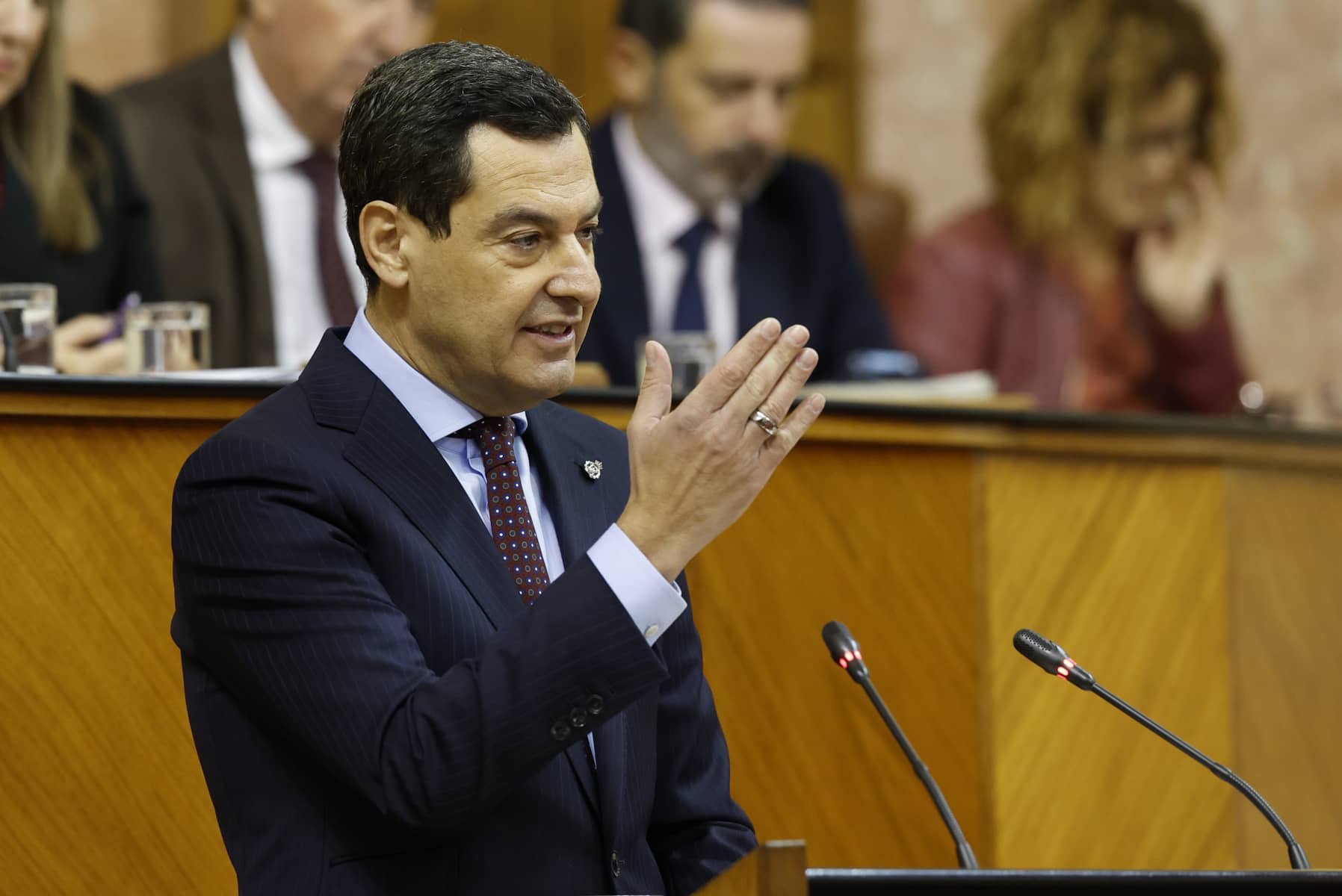 Juanma Moreno, en el primer día de debate sobre el estado de la comunidad. Juanma Moreno, en el primer día de debate sobre el estado de la comunidad.