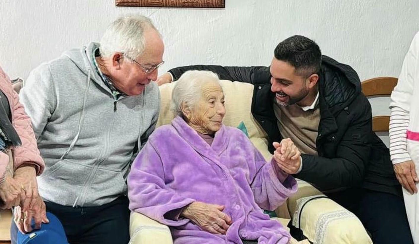 Agustina, con el alcalde, en una visita.