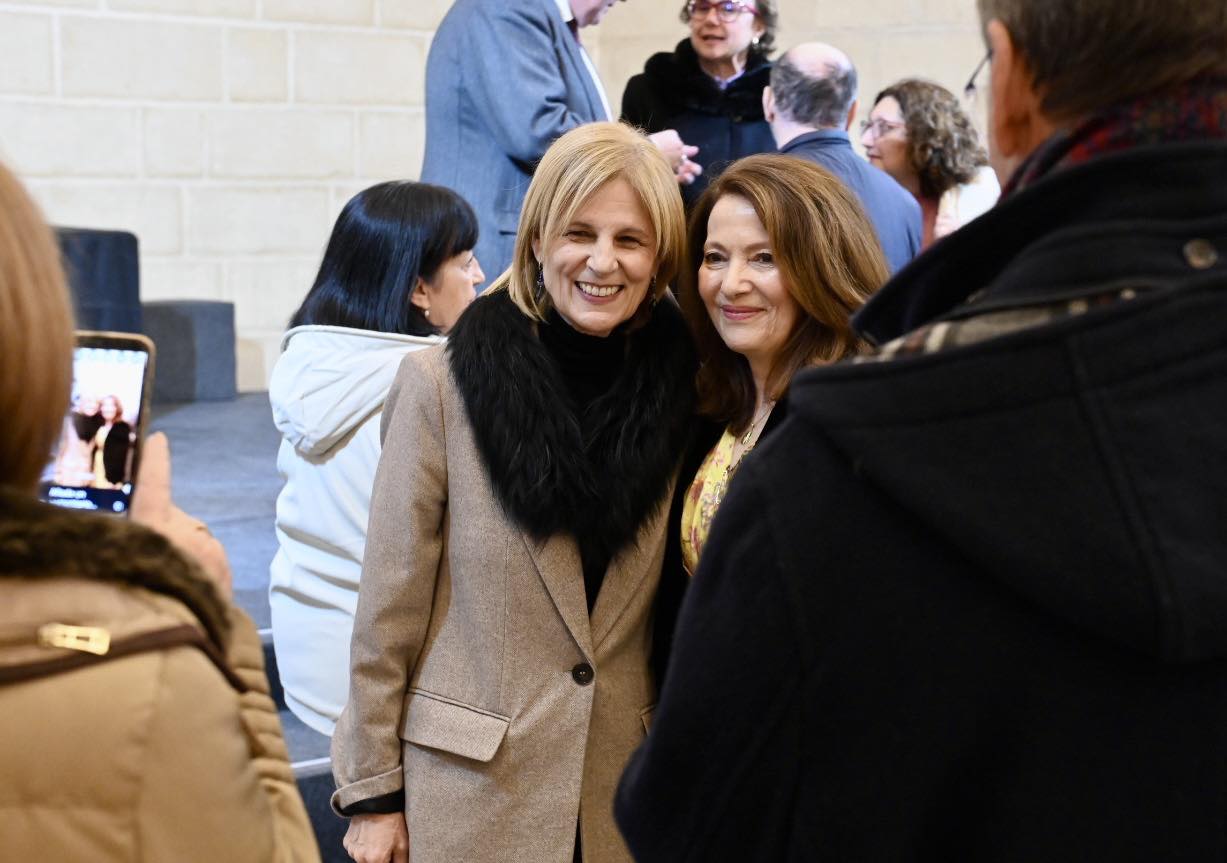 Pelayo, con una docente.