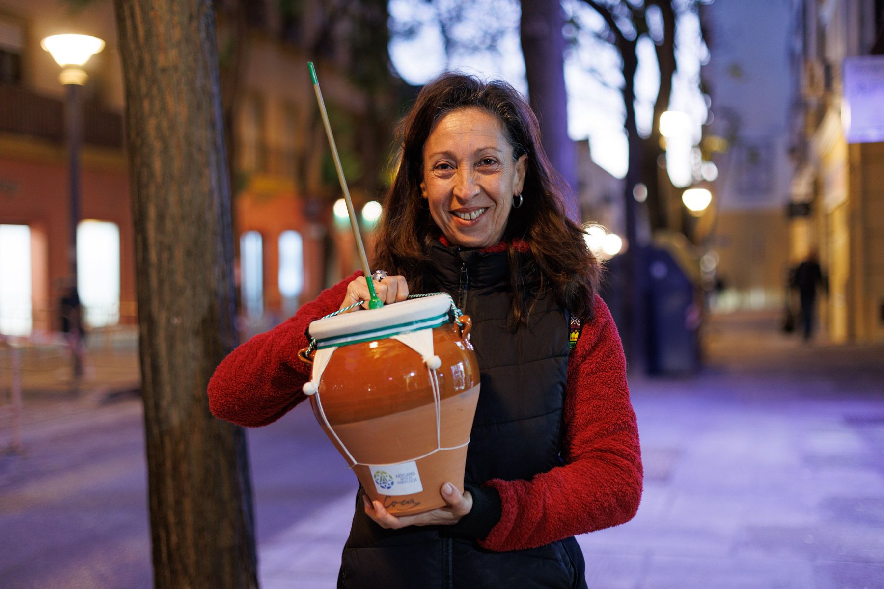 La antropologa Eva Corte con una zambomba.