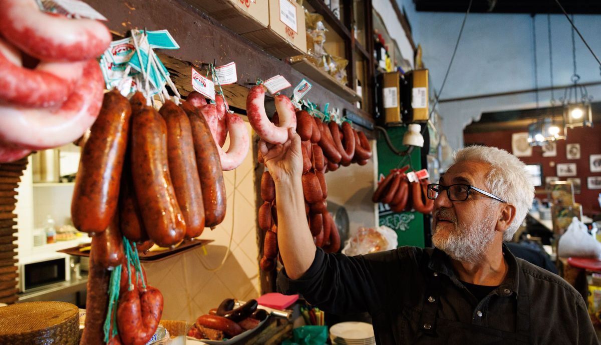 Antonio Valle, en la venta El Cotito, donde también se venden frutas, verduras y carne.