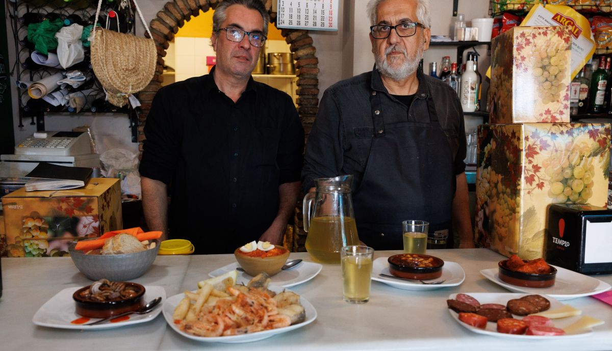 Antonio Valle junto a su compañero en la venta El Cotito.