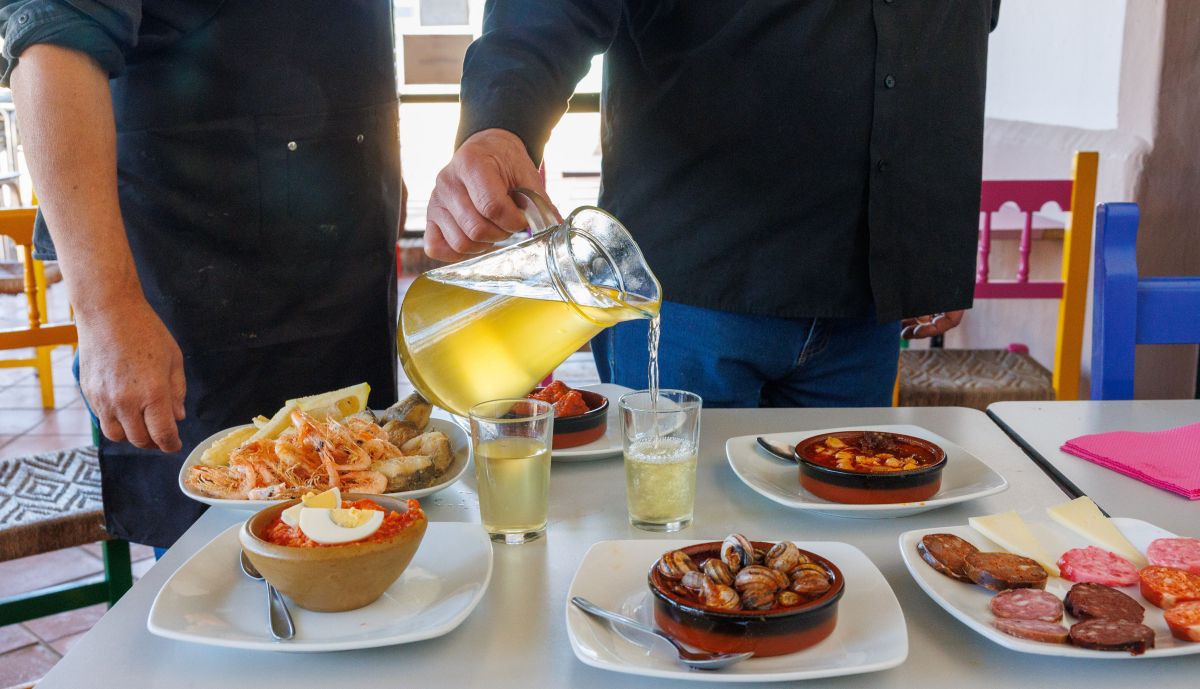 Algunos de los platos típicos, acompañados de mosto, en El Cotito.