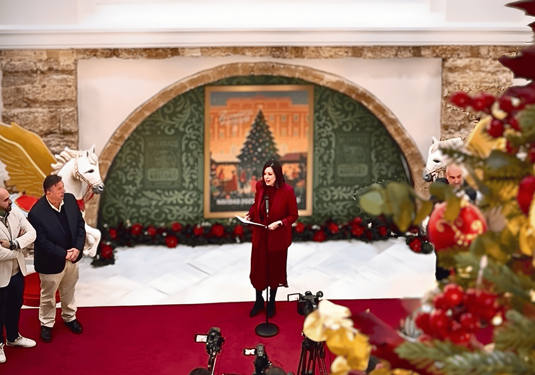 La alcaldesa, Patricia Cavada, anunciando la programación.