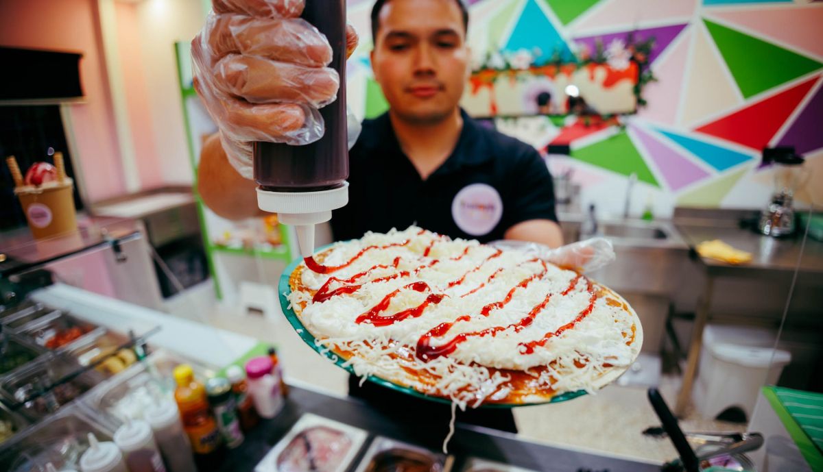 Cristian, preparando uno de los postres de Fruitopia en Jerez.