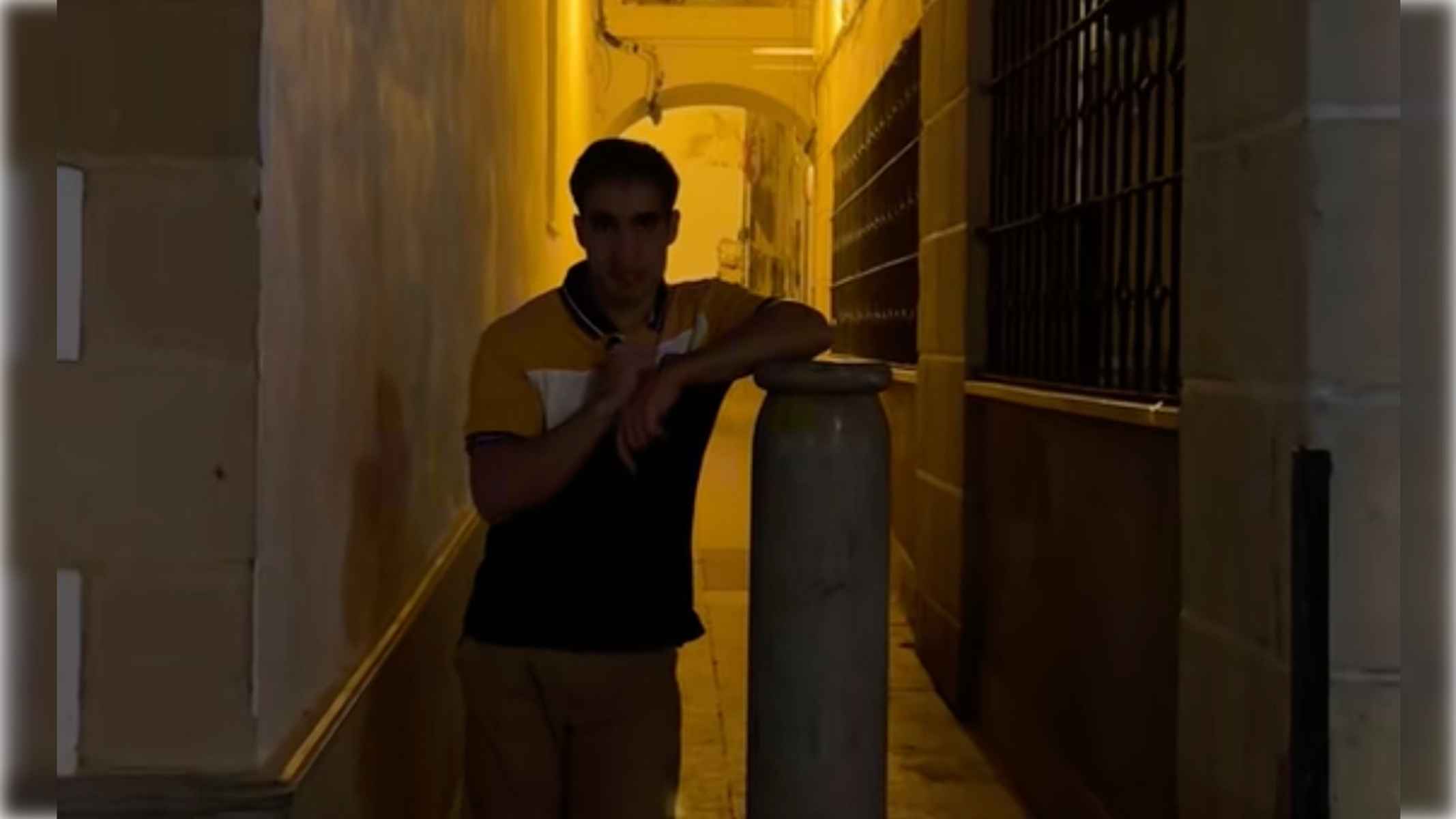 El joven influencer, en el callejón de la calle Porvera.