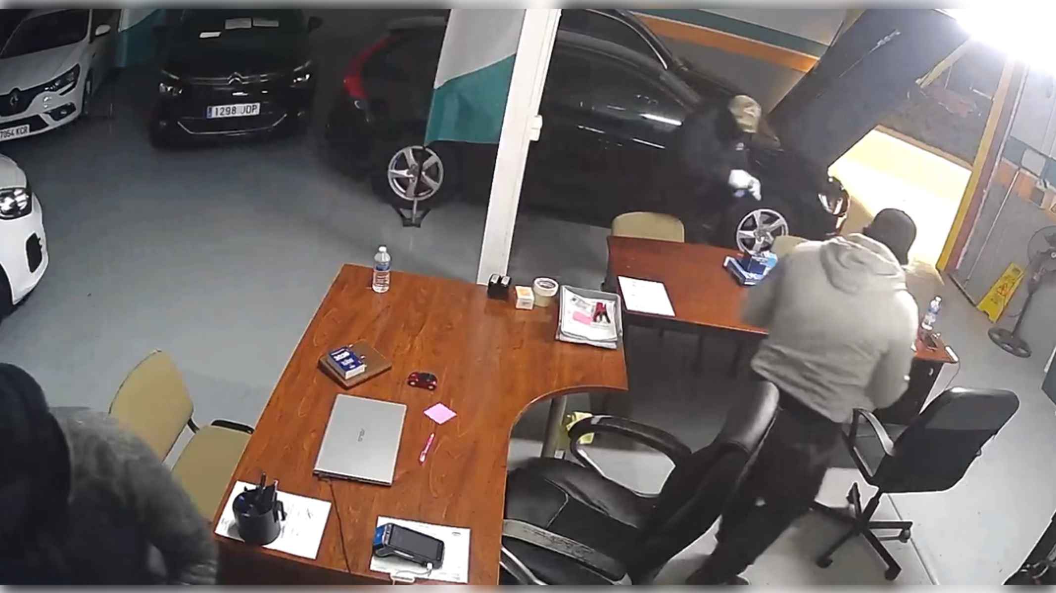 Los ladrones, en Autos Navarro.  FOTO: JEREZ TV