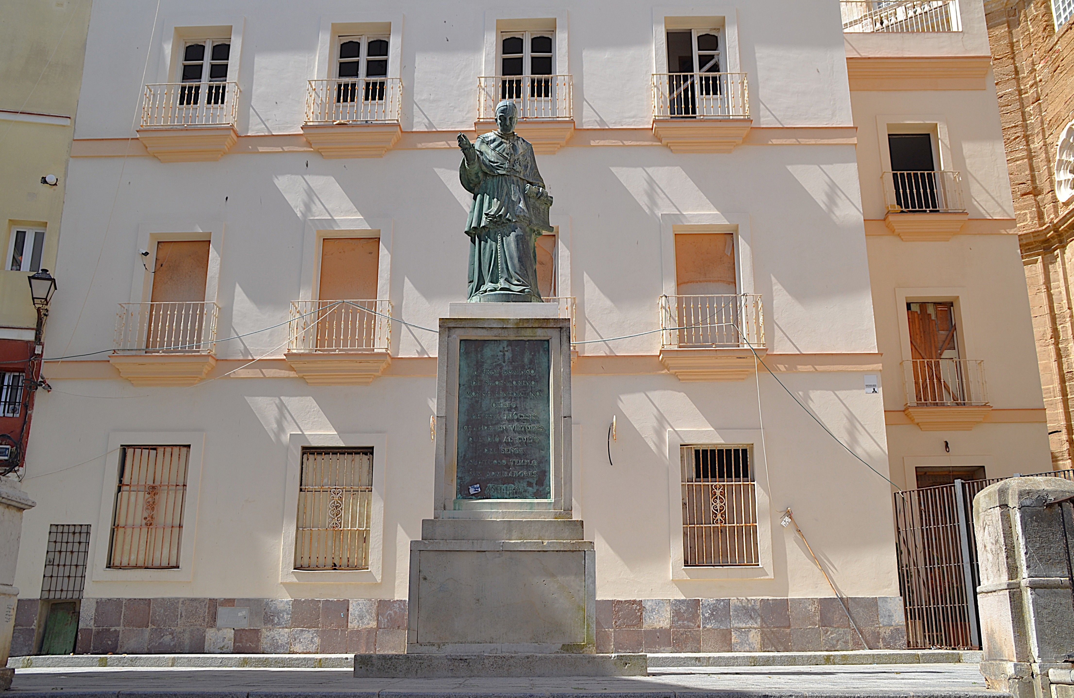 Escultura de Fray Domingo de Silos Moreno, junto a la torre del Reloj de la Catedral de Cádiz. Escultura de Fray Domingo de Silos Moreno, junto a la torre del Reloj de la Catedral de Cádiz.