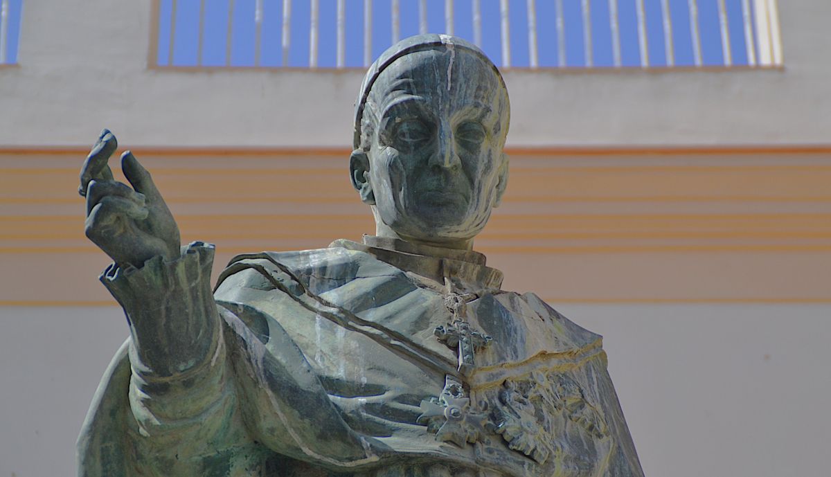 Detalle del torso y rostro de la escultura de Silos Moreno.