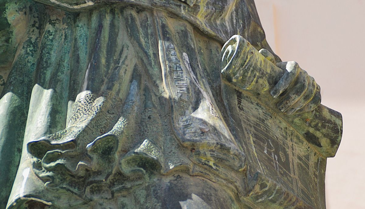6. Detalle de los planos de la catedral en la escultura de Silos Moreno