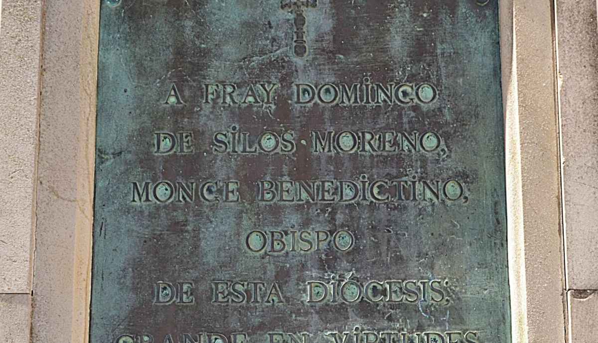 Placa conmemorativa, colocada en el frontal del pedestal; las obras fueron dirigidas por Juan de la Vega.