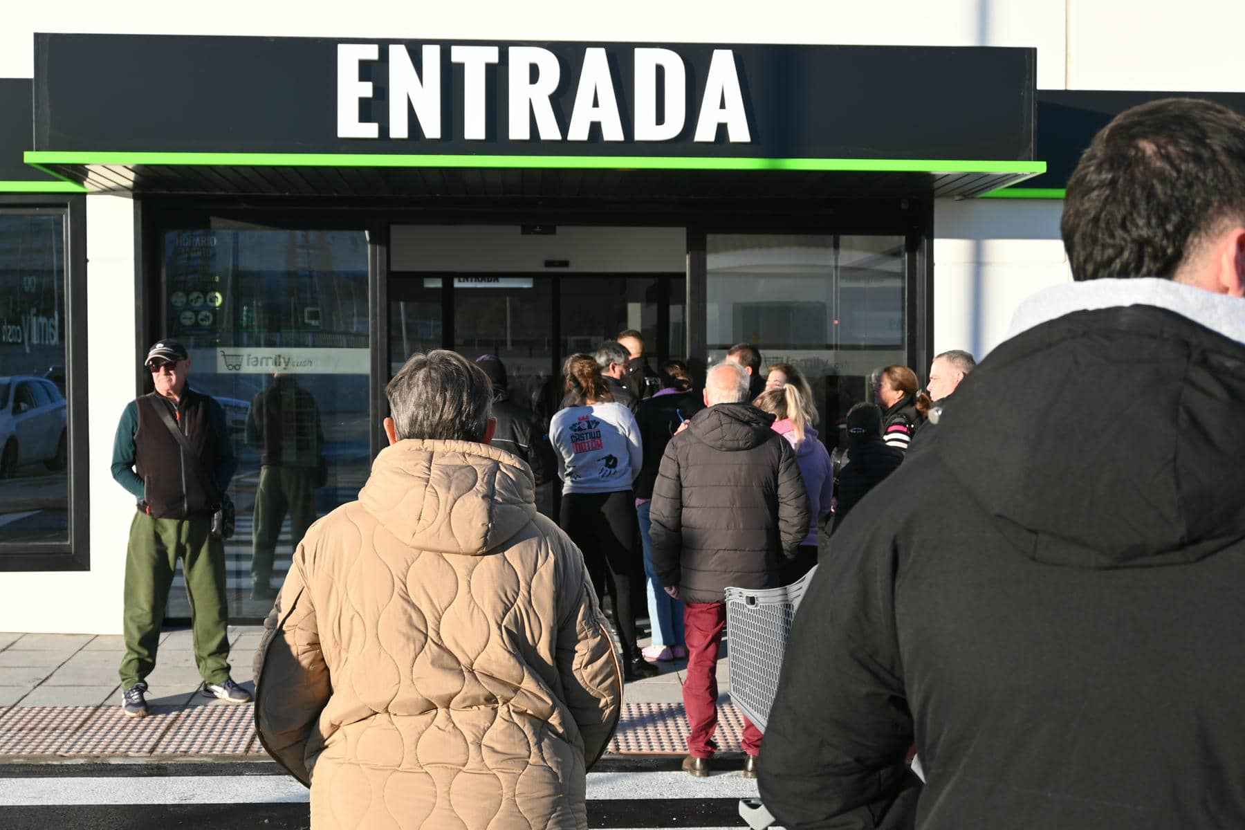 Colas para entrar en Family Cash en su inauguración.