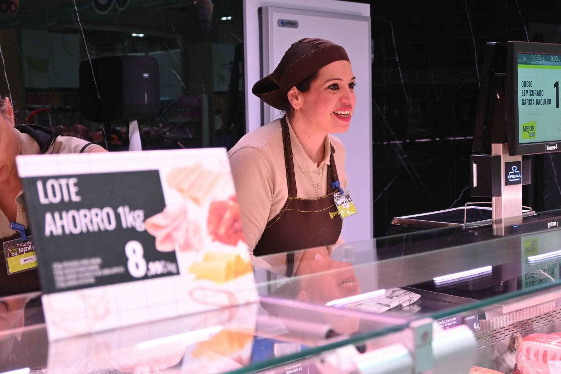 Una trabajadora en un supermercado, en una imagen de archivo.