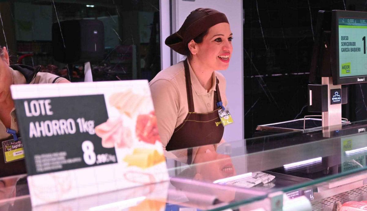 Una trabajadora del nuevo hipermercado en el primer día.