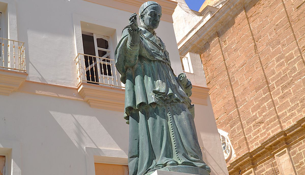 Escultura de F. D. de Silos Moreno, en la base de la figura en relieve se indica que fue fundida en el Arsenal de la Carraca.  
