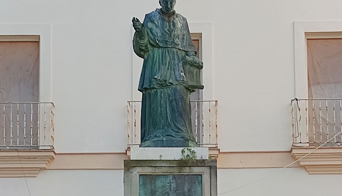Escultura de Fray Domingo de Silos Moreno, en su ubicación actual. 