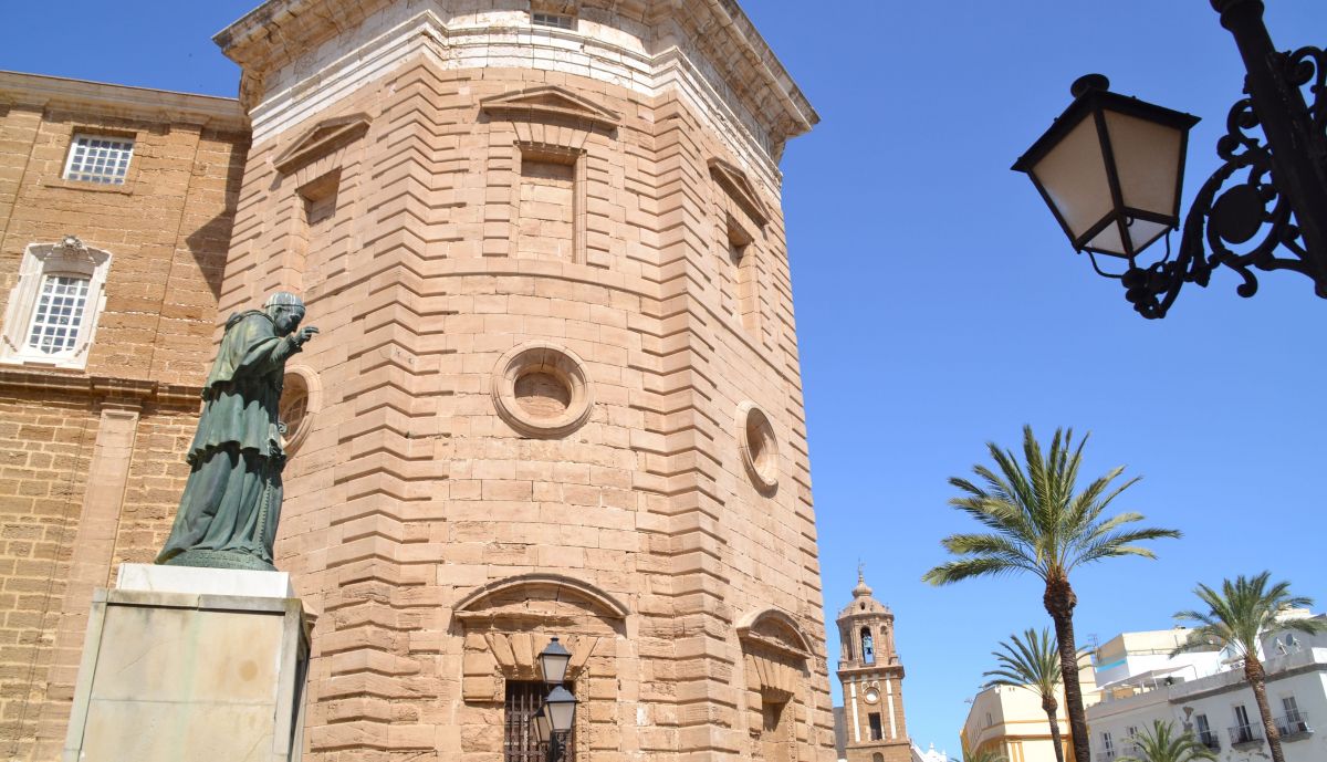 Escultura de Fray Domingo de Silos Moreno, en su ubicación actual y torre del Reloj.