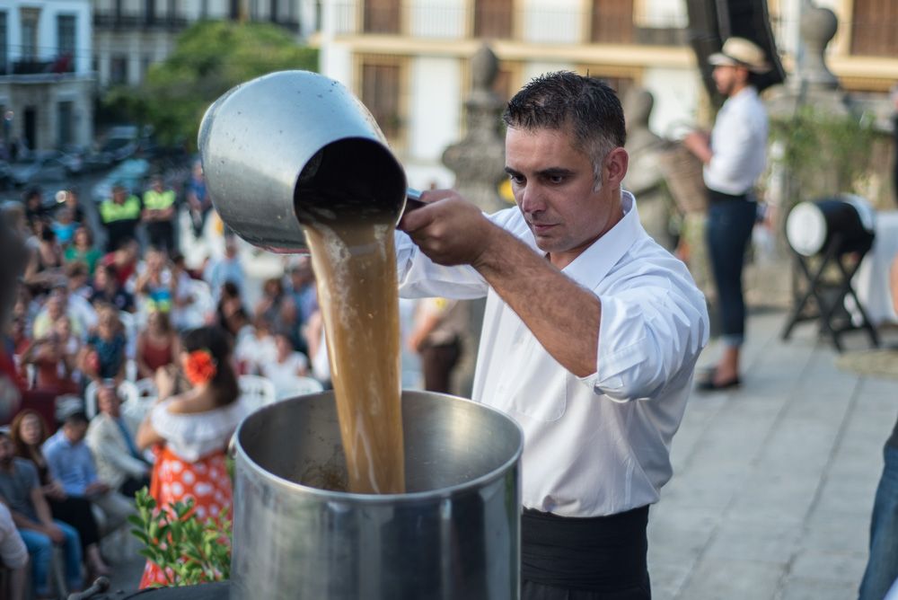 Trasiego de mosto, durante una celebración de la Pisa de la Uva, en Jerez. 