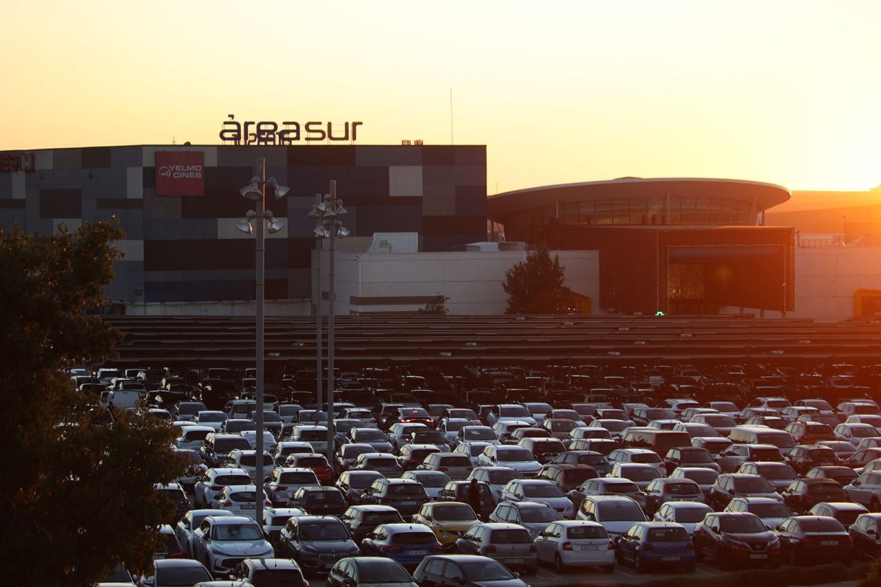 Una de las bolsas de aparcamientos del centro comercial Área Sur llena de coches en Jerez.