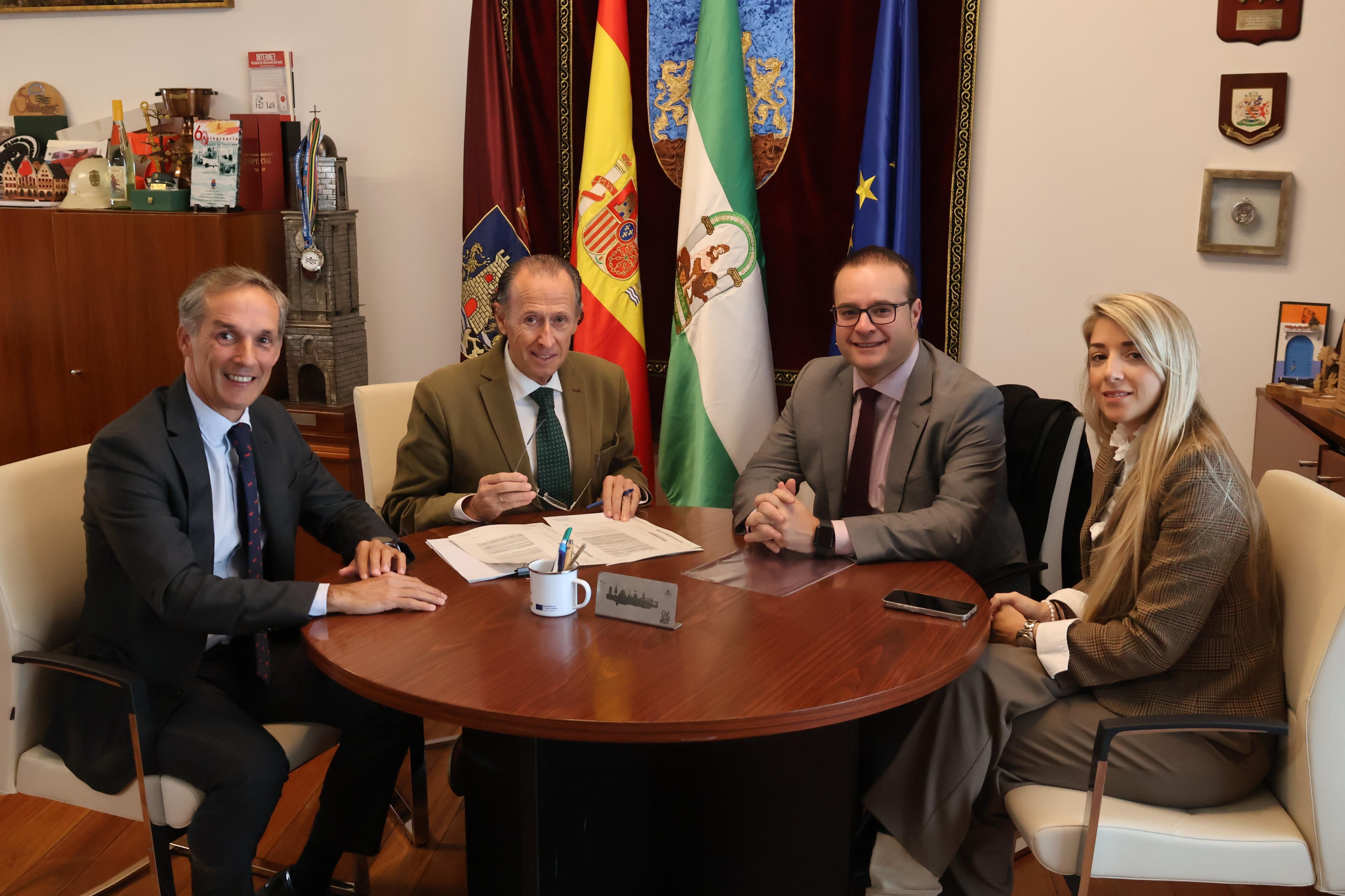 El alcalde firma el préstamo con la entidad financiera Ibercaja.