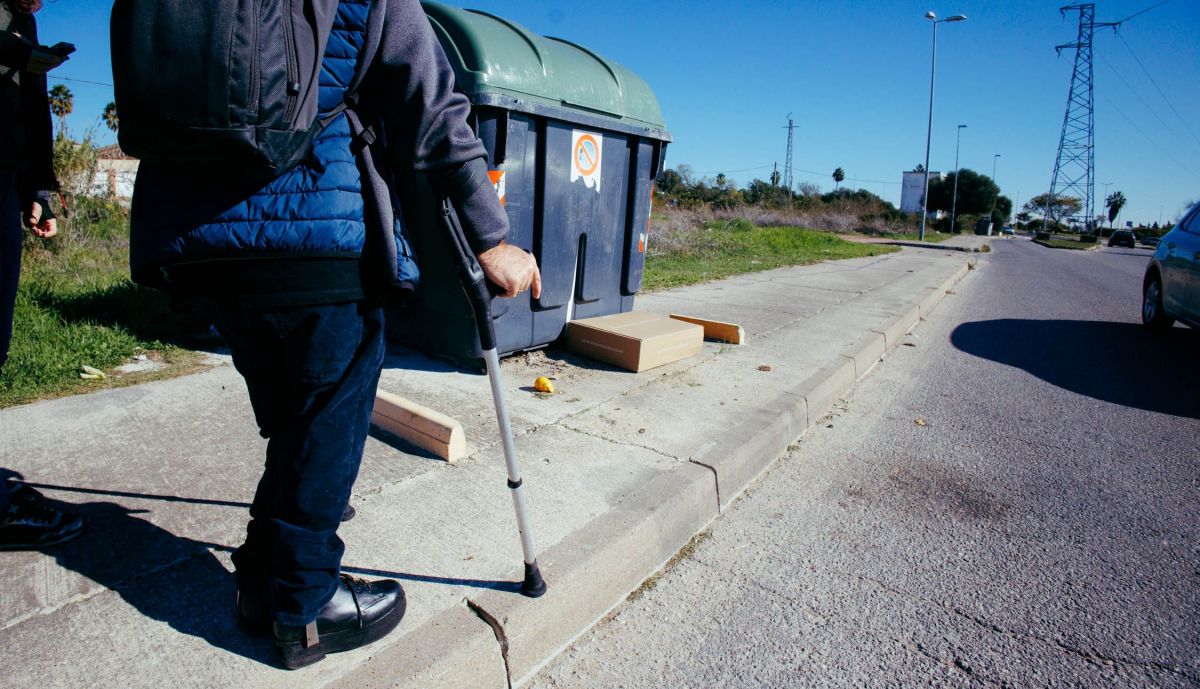 Chuchi, frente al contenedor de basura.