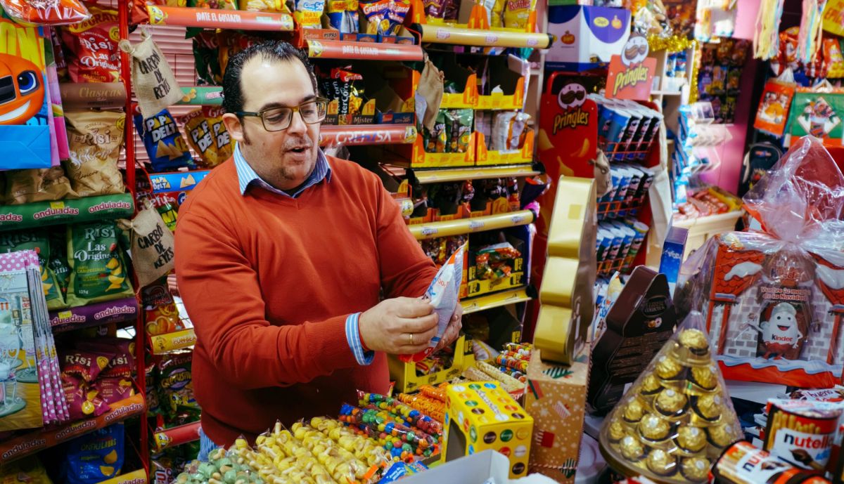 Juan José, preparando un pedido.