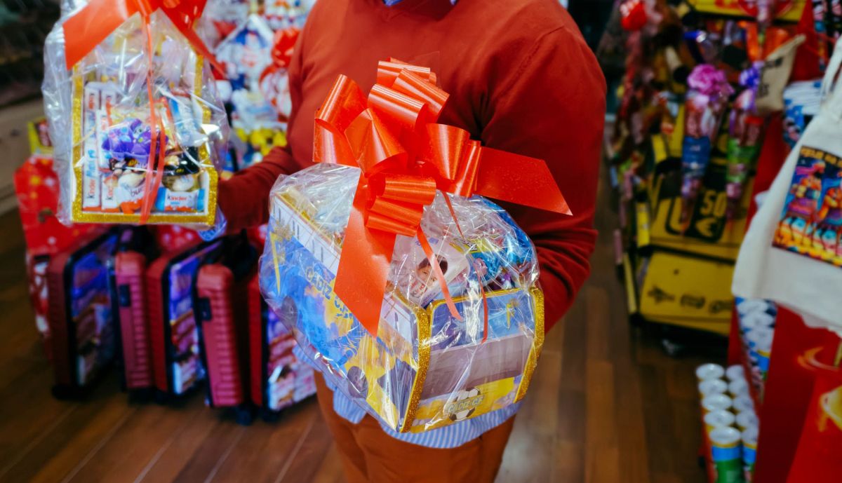 Detalle de los autobuses rellenos de chuches.