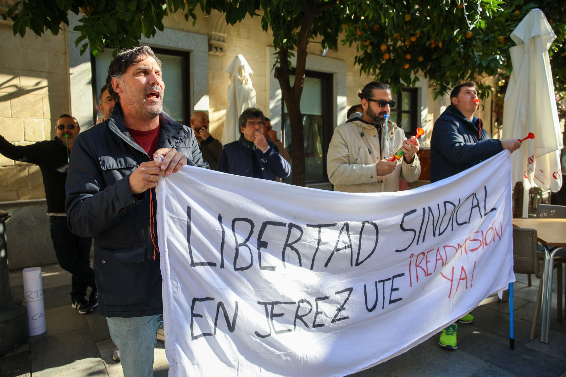 Juan Manuel Valero, en primer término, el trabajador de Jerez UTE despedido, durante una protesta. Juan Manuel Valero, en primer término, el trabajador de Jerez UTE despedido, durante una protesta.