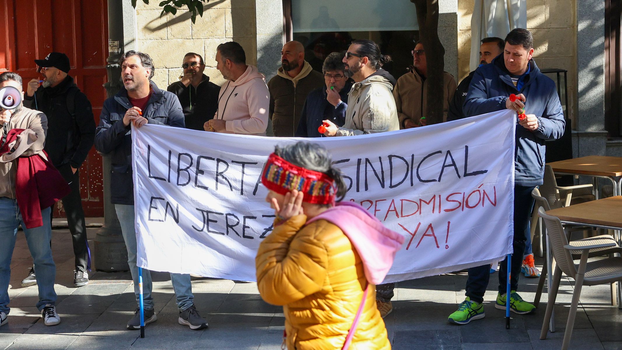 Juan Manuel Valero, frente al Ayuntamiento de Jerez.