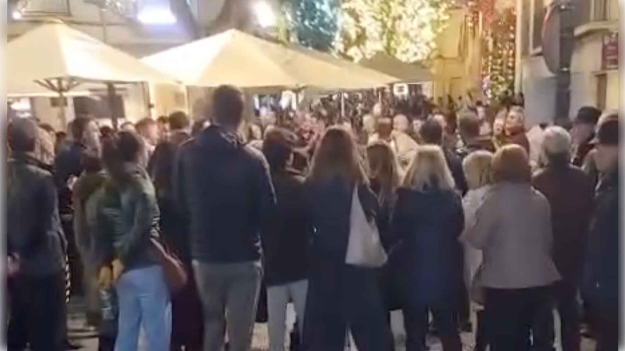Momento del 'cielito lindo' en la calle Consistorio de Jerez. Momento del 'cielito lindo' en la calle Consistorio de Jerez.