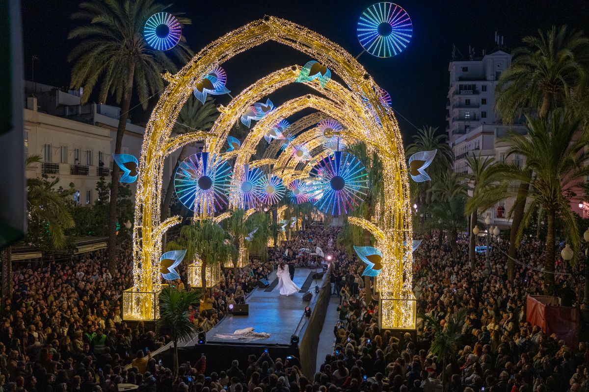 Los arcos, de 12 metros de altura, recién encendidos.