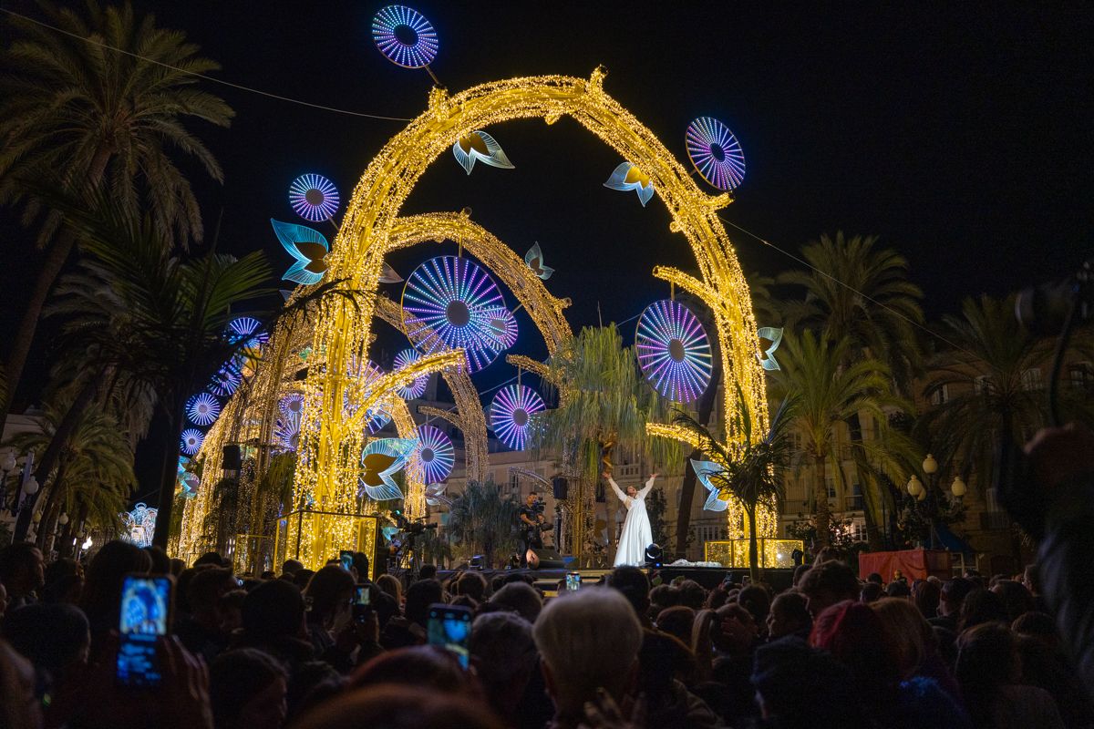 Los arcos, de 12 metros de altura, recién encendidos.