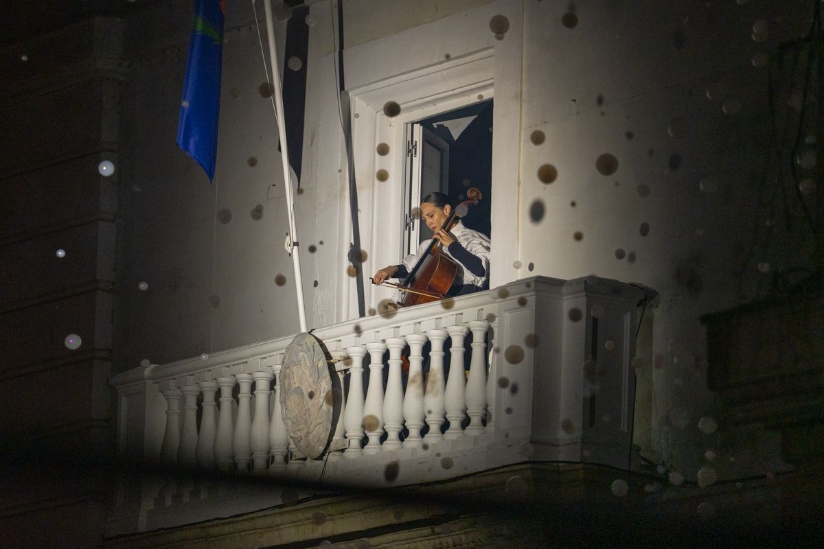 Una violoncelista actuó desde un balcón del Ayuntamiento.