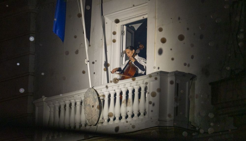 Una violoncelista actuó desde un balcón del Ayuntamiento.