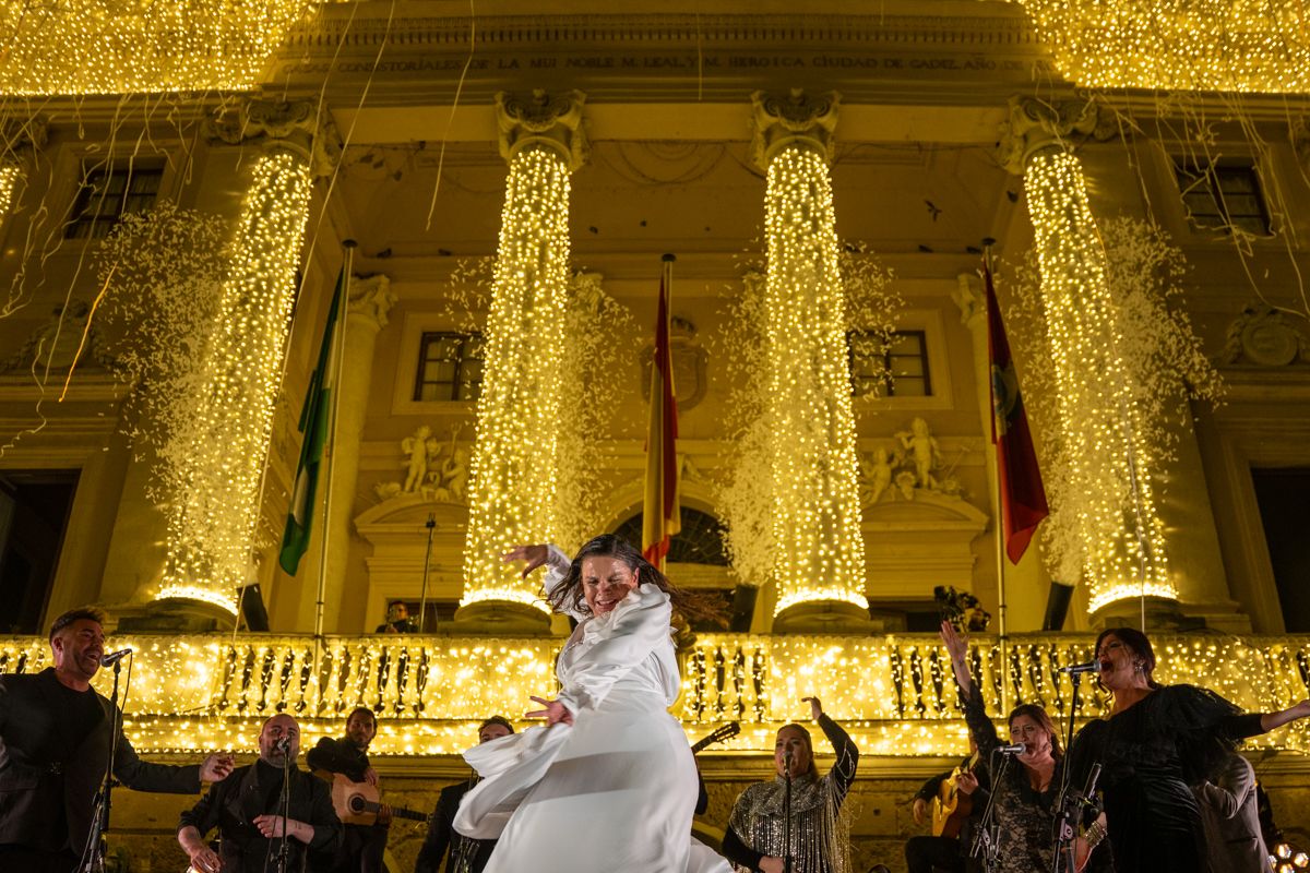 La bailaora gaditana, ante la fachada iluminada del Ayuntamiento.