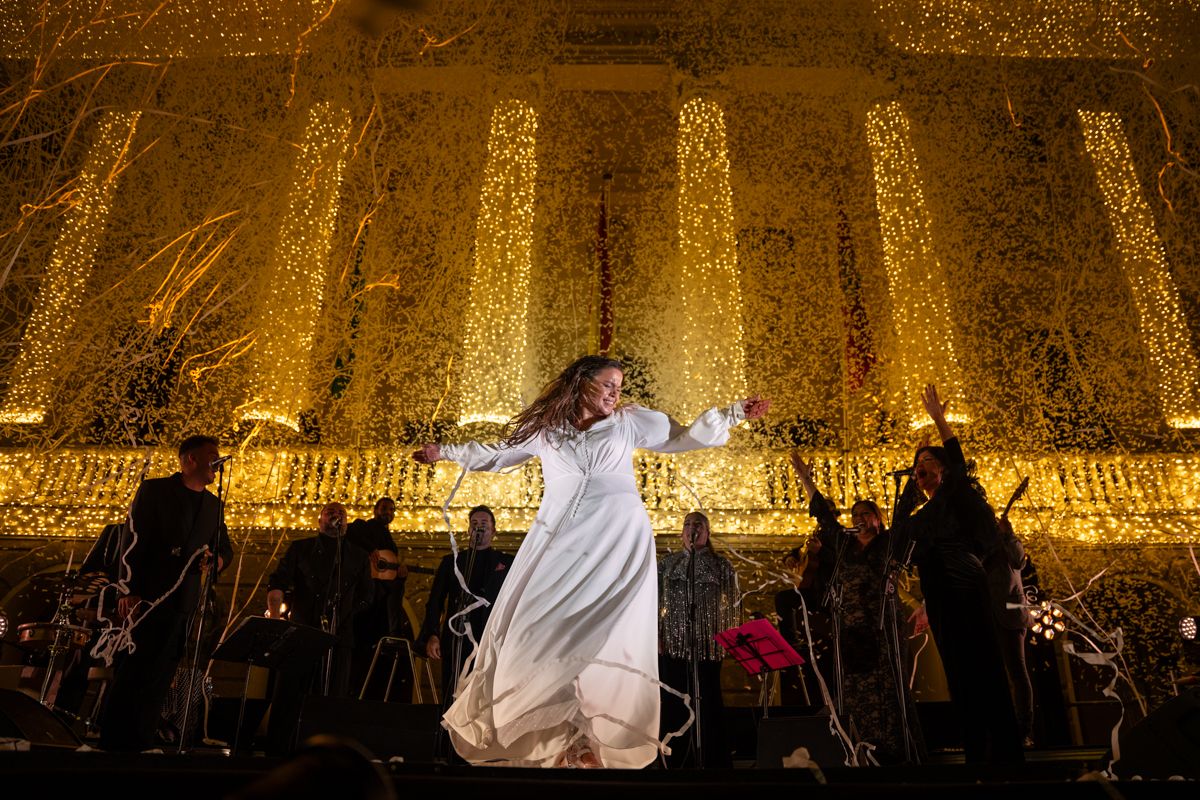 La bailaora gaditana, ante la fachada iluminada del Ayuntamiento.